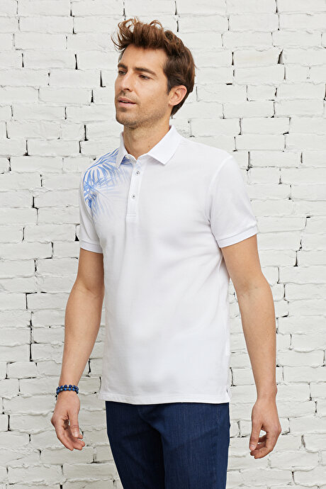 Slim Fit Dar Kesim Polo Yaka %100 Pamuk Baskılı Beyaz Tişört resmi