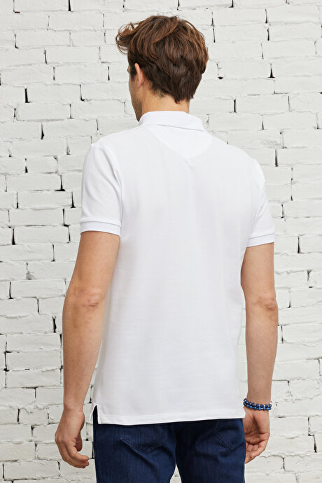 Slim Fit Dar Kesim Polo Yaka %100 Pamuk Baskılı Beyaz Tişört resmi
