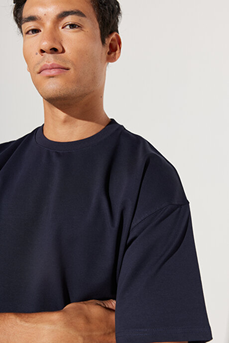 Oversize Bol Kesim Bisiklet Yaka Pamuklu Kısa Kollu Lacivert Tişört resmi