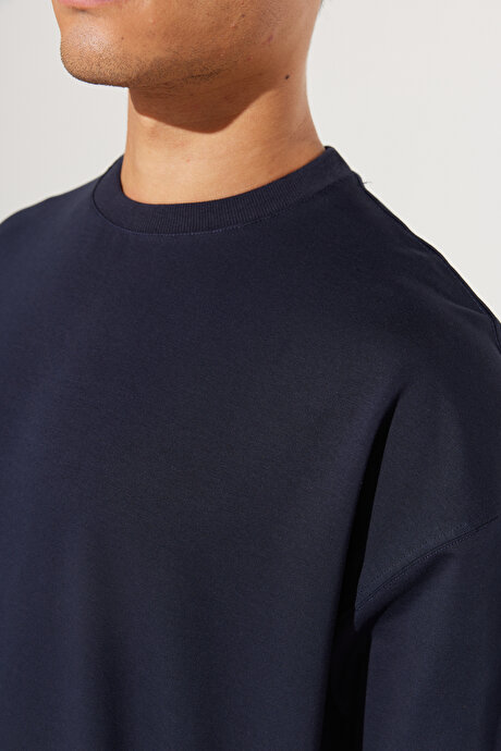 Oversize Bol Kesim Bisiklet Yaka Pamuklu Kısa Kollu Lacivert Tişört resmi