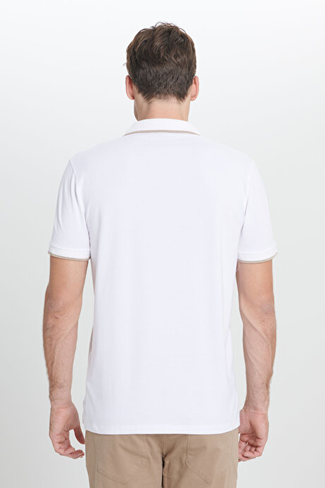 Slim Fit Dar Kesim Polo Yaka Jakarlı Bej-Beyaz Tişört resmi