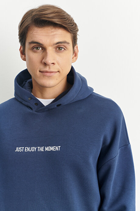 Oversize Fit Geniş Kesim Kapüşonlu Yaka Baskılı Lacivert Sweatshirt resmi