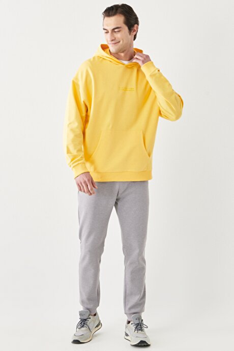 Oversize Fit Geniş Kesim Kapüşonlu Baskılı Sarı Sweatshirt resmi