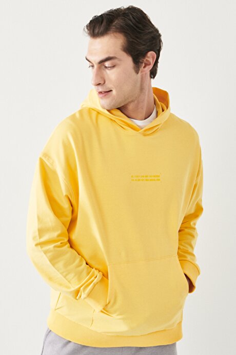 Oversize Fit Geniş Kesim Kapüşonlu Yaka Baskılı Sarı Sweatshirt resmi