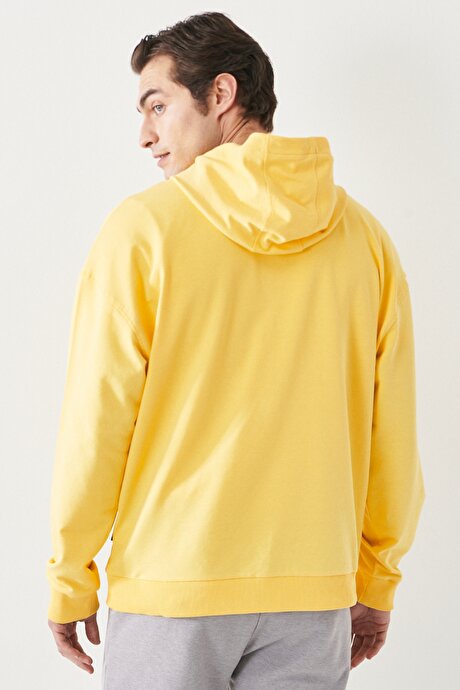 Oversize Fit Geniş Kesim Kapüşonlu Yaka Baskılı Sarı Sweatshirt resmi