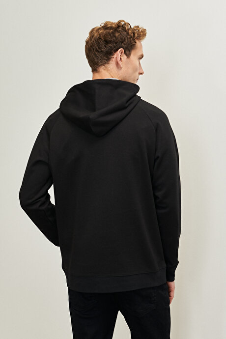 Standart Fit Normal Kesim Kapüşonlu Deri Görünümlü Parça Baskılı Siyah Sweatshirt resmi