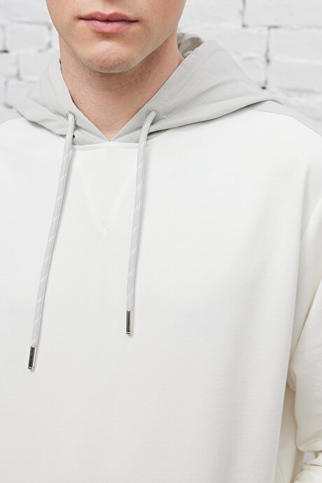 Standart Fit Normal Kesim Kapüşonlu Cepli Ekru-Bej Sweatshirt resmi