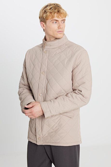 Standart Fit Normal Kesim Dik Yaka Kapitone Desenli Bej Mont resmi