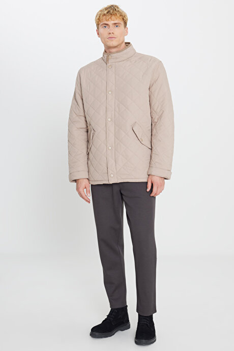 Standart Fit Normal Kesim Dik Yaka Kapitone Desenli Bej Mont resmi