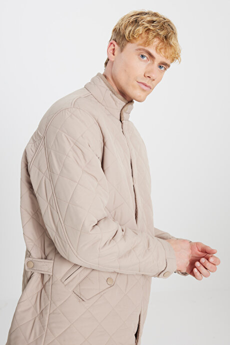 Standart Fit Normal Kesim Dik Yaka Kapitone Desenli Bej Mont resmi