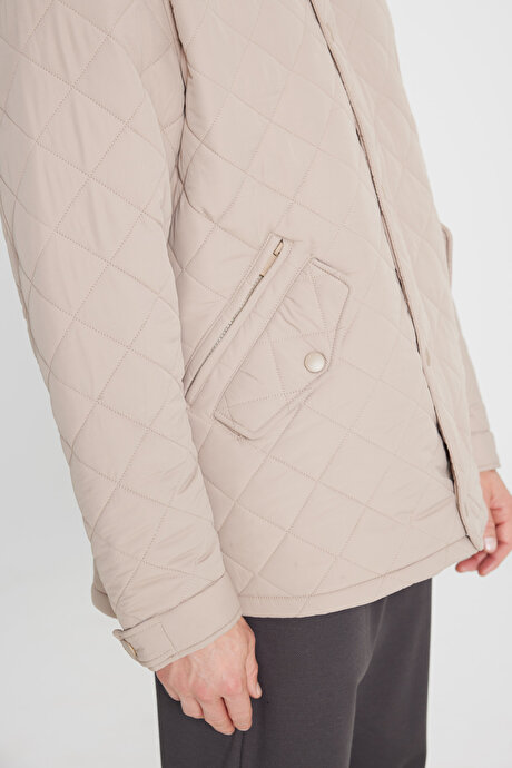 Standart Fit Normal Kesim Dik Yaka Kapitone Desenli Bej Mont resmi