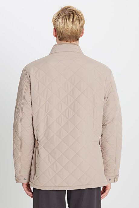 Standart Fit Normal Kesim Dik Yaka Kapitone Desenli Bej Mont resmi