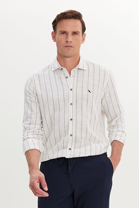 Slim Fit Dar Kesim %100 Pamuk Klasik Yaka Çizgili Beyaz-Lacivert Gömlek resmi