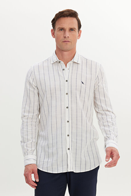Slim Fit Dar Kesim %100 Pamuk Klasik Yaka Çizgili Beyaz-Lacivert Gömlek resmi