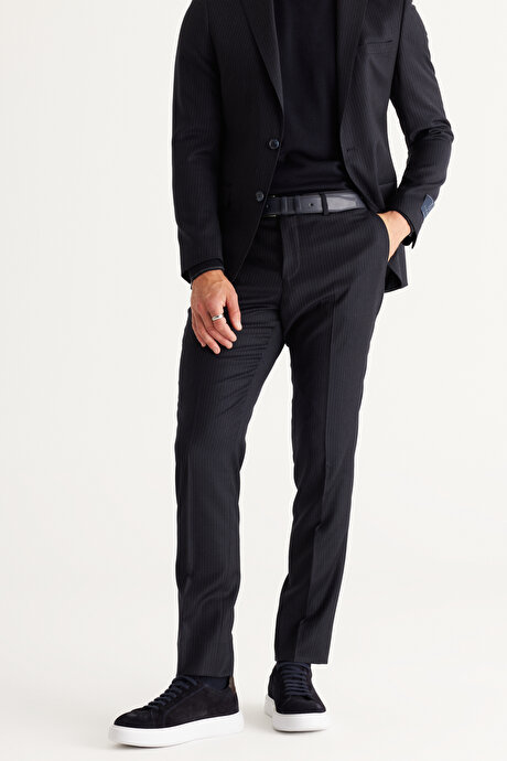 Slim Fit Dar Kesim Kırlangıç Yaka %100 Yünlü Çizgili Koyu Lacivert Takım Elbise resmi