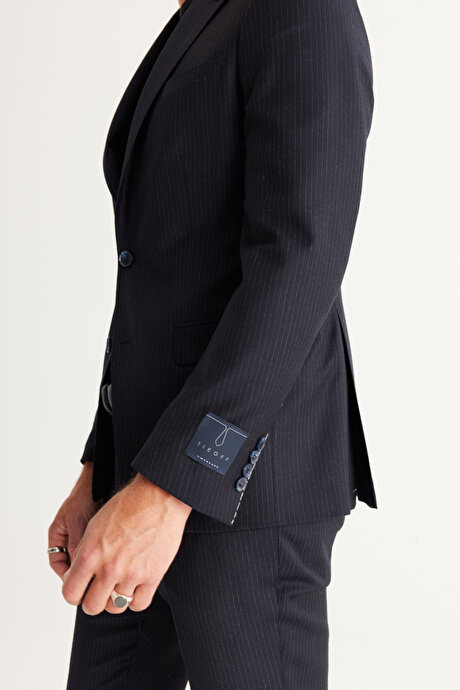 Slim Fit Dar Kesim Kırlangıç Yaka %100 Yünlü Çizgili Koyu Lacivert Takım Elbise resmi