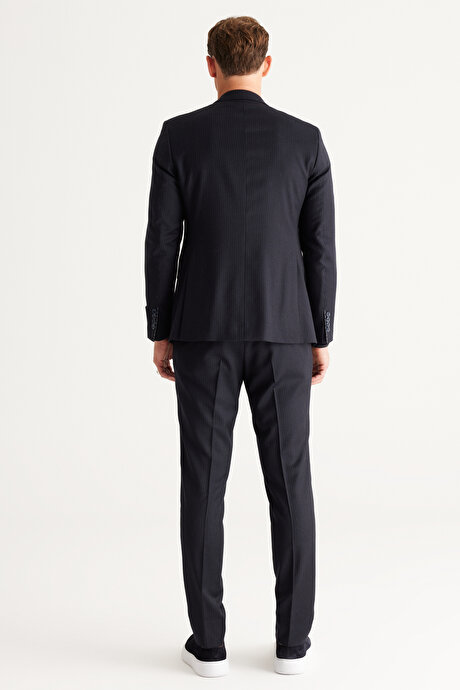 Slim Fit Dar Kesim Kırlangıç Yaka %100 Yünlü Çizgili Koyu Lacivert Takım Elbise resmi