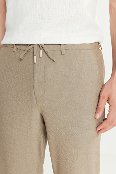 Slim Fit Dar Kesim Gofre Desenli Beli Bağlamalı Yan Cepli Travel Casual Bej Pantolon resmi