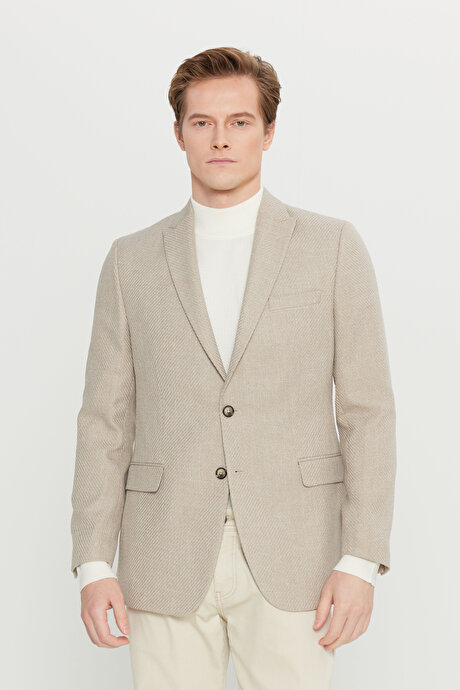 Slim Fit Dar Kesim Kırlangıç Yaka Kapak Cepli Armürlü Blazer Bej Ceket resmi