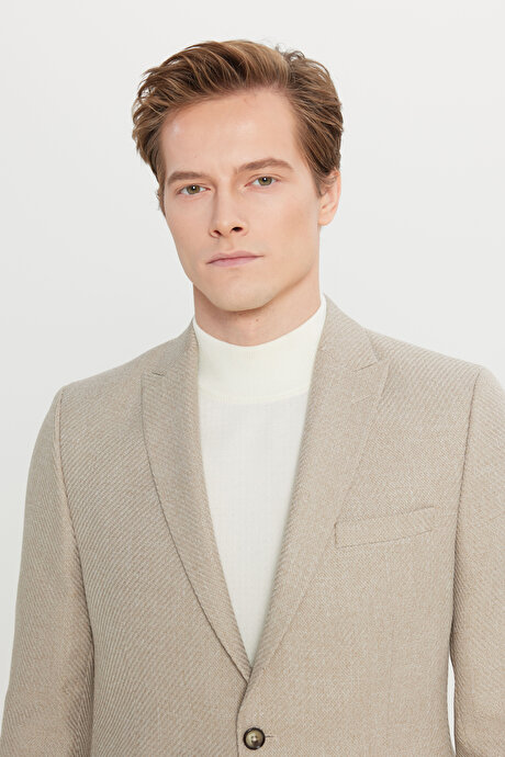 Slim Fit Dar Kesim Kırlangıç Yaka Kapak Cepli Armürlü Blazer Bej Ceket resmi