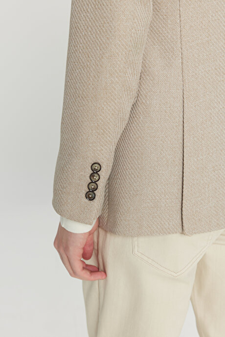 Slim Fit Dar Kesim Kırlangıç Yaka Kapak Cepli Armürlü Blazer Bej Ceket resmi