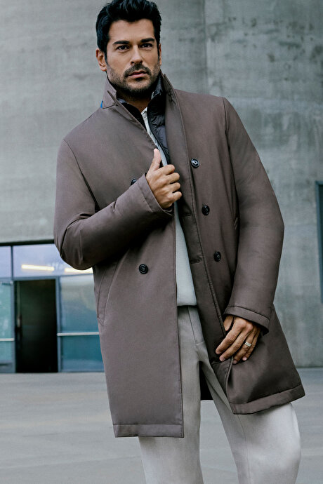 Standart Fit Normal Kesim Geniş Kırlangıç Yaka Yan Cepli Vizon Kaban resmi