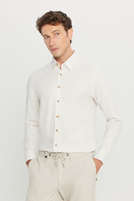 %100 Pamuk Flanel Slim Fit Dar Kesim Gizli Düğmeli Yaka Çizgili Ekru-Bej Gömlek resmi