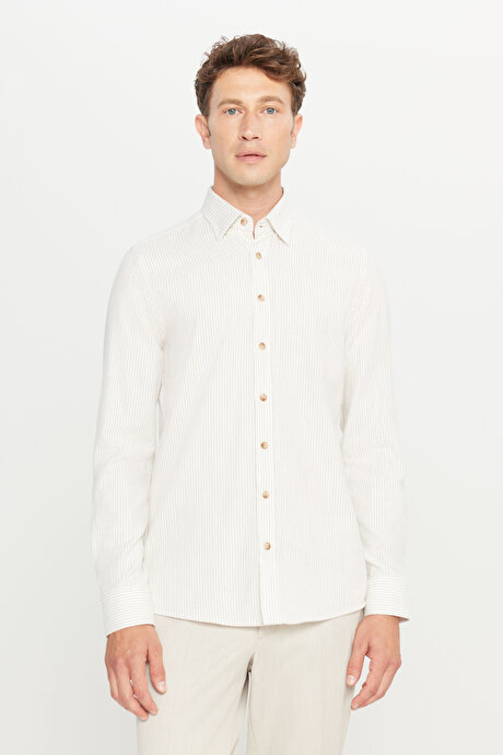 %100 Pamuk Flanel Slim Fit Dar Kesim Gizli Düğmeli Yaka Çizgili Ekru-Bej Gömlek resmi