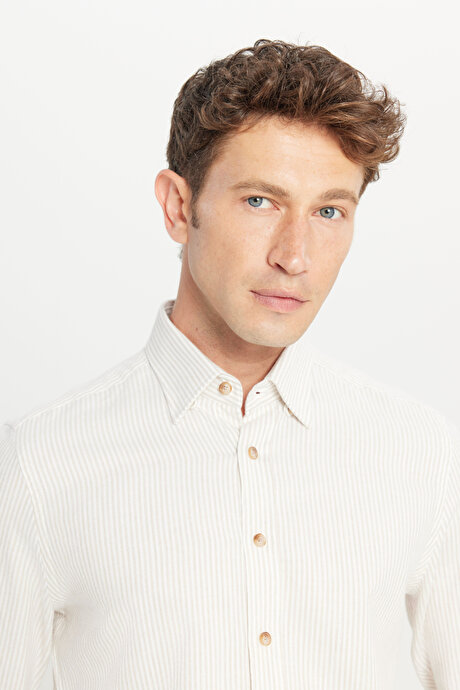 %100 Pamuk Flanel Slim Fit Dar Kesim Gizli Düğmeli Yaka Çizgili Ekru-Bej Gömlek resmi