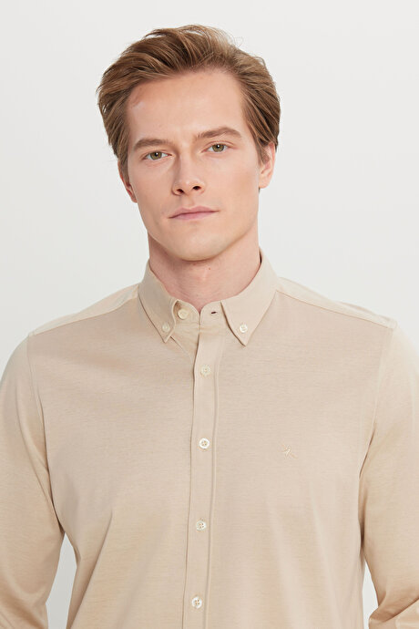 %100 Pamuk Slim Fit Dar Kesim Düğmeli Yaka Örme Bej Gömlek resmi