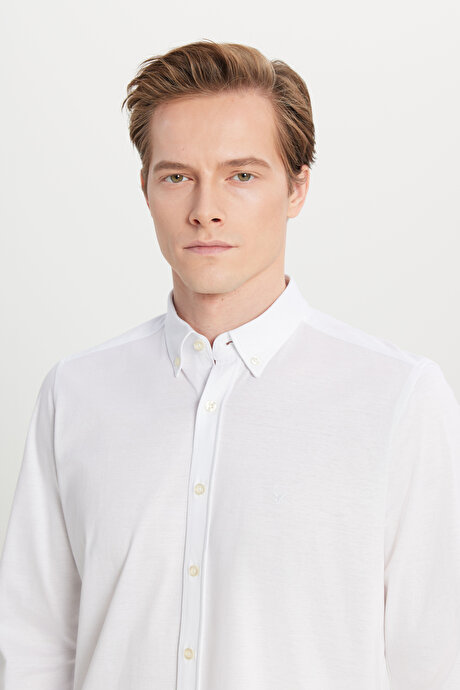 %100 Pamuk Slim Fit Dar Kesim Düğmeli Yaka Örme Beyaz Gömlek resmi