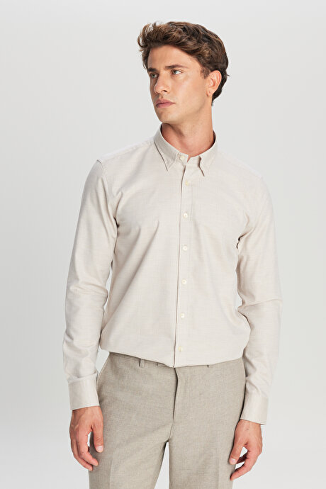 %100 Pamuk Slim Fit Dar Kesim Düğmeli Yaka Balıksırtı Desenli Bej Gömlek resmi