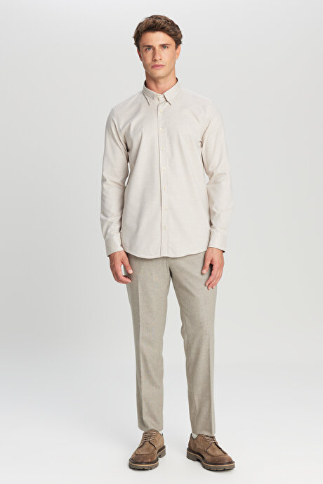 %100 Pamuk Slim Fit Dar Kesim Düğmeli Yaka Balıksırtı Desenli Bej Gömlek resmi