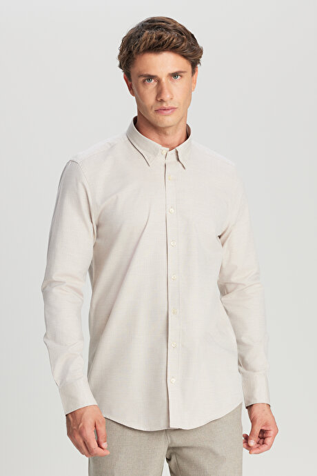 %100 Pamuk Slim Fit Dar Kesim Düğmeli Yaka Balıksırtı Desenli Bej Gömlek resmi