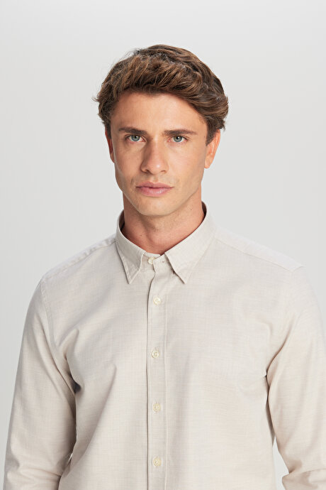 %100 Pamuk Slim Fit Dar Kesim Düğmeli Yaka Balıksırtı Desenli Bej Gömlek resmi