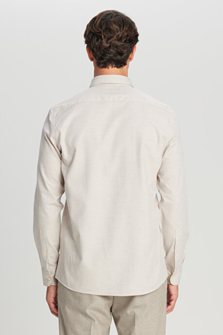 %100 Pamuk Slim Fit Dar Kesim Düğmeli Yaka Balıksırtı Desenli Bej Gömlek resmi