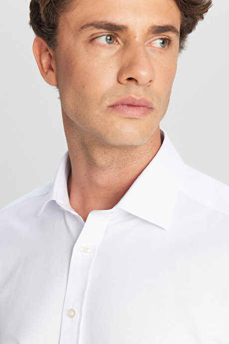 Pamuklu Slim Fit Dar Kesim Klasik Yaka Armürlü Beyaz Gömlek resmi
