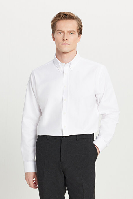 %100 Pamuk Oxford Comfort Fit Rahat Kesim Düğmeli Yaka Beyaz Gömlek resmi