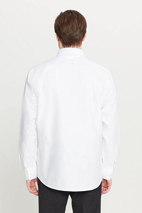 %100 Pamuk Oxford Comfort Fit Rahat Kesim Düğmeli Yaka Beyaz Gömlek resmi