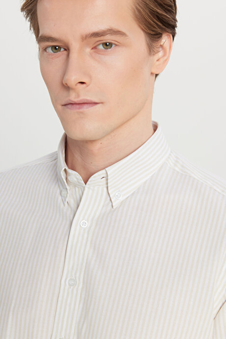 Pamuklu Tailored Slim Fit Dar Kesim Düğmeli Yaka Çizgili Beyaz-Bej Gömlek resmi