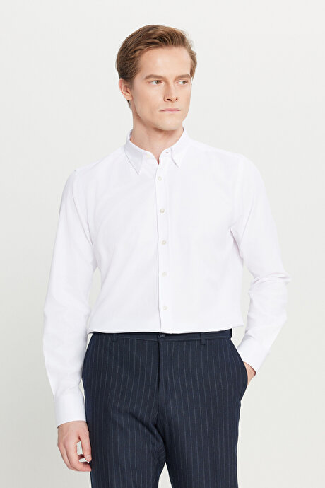 Pamuklu Tailored Slim Fit Dar Kesim Gizli Düğmeli Yaka Armürlü Beyaz Gömlek resmi