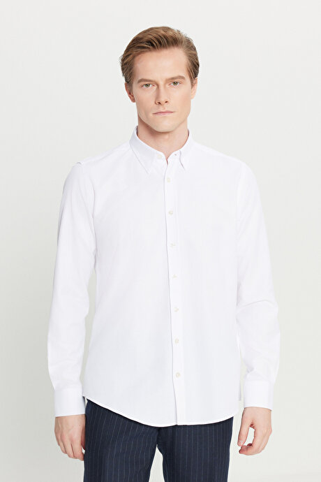 Pamuklu Tailored Slim Fit Dar Kesim Gizli Düğmeli Yaka Armürlü Beyaz Gömlek resmi