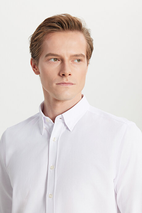 Pamuklu Tailored Slim Fit Dar Kesim Gizli Düğmeli Yaka Armürlü Beyaz Gömlek resmi