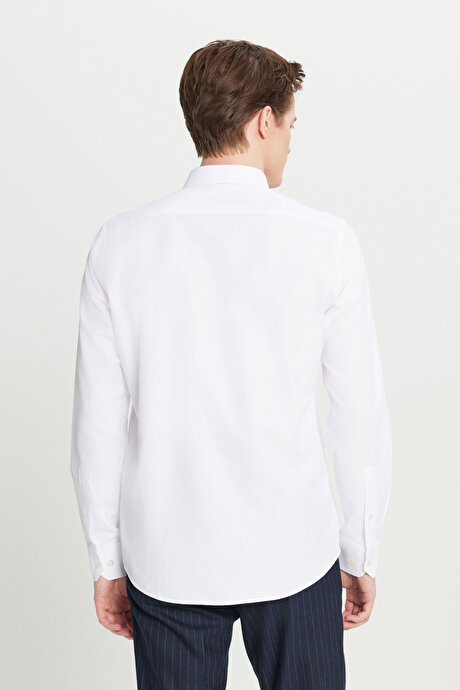 Pamuklu Tailored Slim Fit Dar Kesim Gizli Düğmeli Yaka Armürlü Beyaz Gömlek resmi