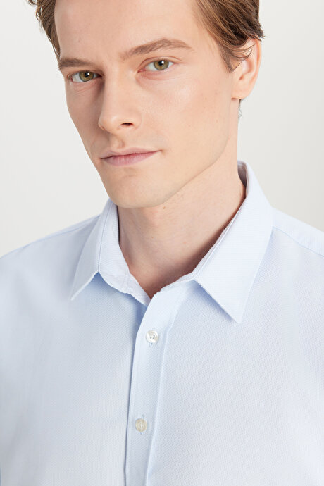 Pamuklu Regular Fit Normal Kesim Klasik Yaka Armürlü Açık Mavi Gömlek resmi