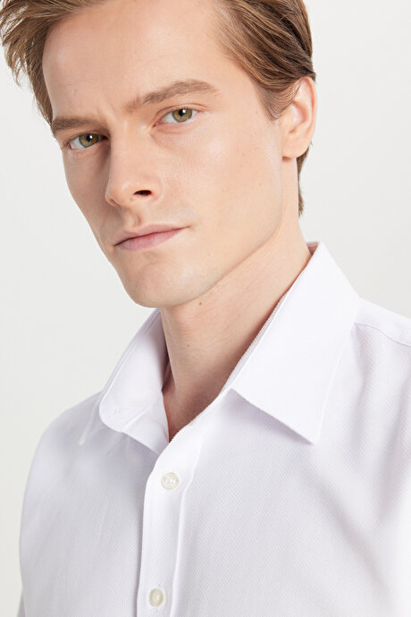 Pamuklu Regular Fit Normal Kesim Klasik Yaka Armürlü Beyaz Gömlek resmi