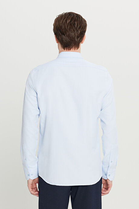 Pamuklu Tailored Slim Fit Dar Kesim Düğmeli Yaka Armürlü Açık Mavi Gömlek resmi