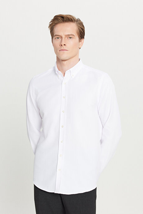 Pamuklu Tailored Slim Fit Dar Kesim Düğmeli Yaka Armürlü Beyaz Gömlek resmi