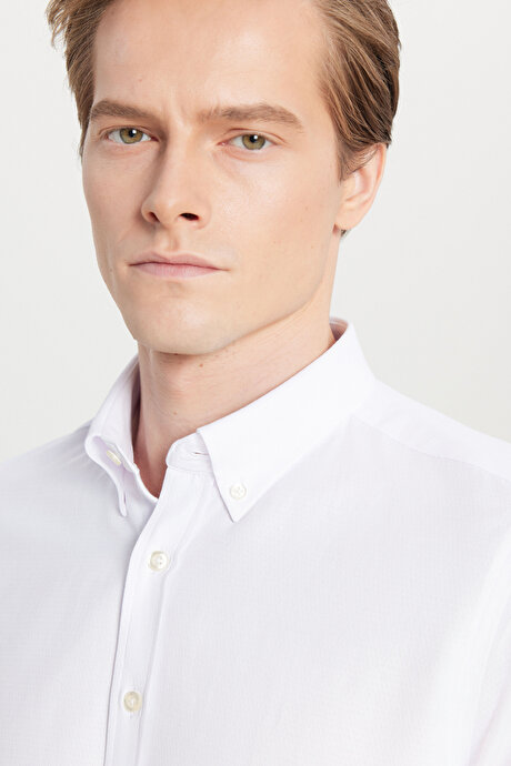 Pamuklu Tailored Slim Fit Dar Kesim Düğmeli Yaka Armürlü Beyaz Gömlek resmi