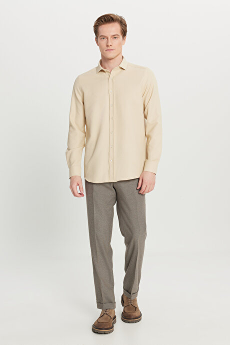Pamuklu Tailored Slim Fit Dar Kesim Küçük İtalyan Yaka Armürlü Bej Gömlek resmi